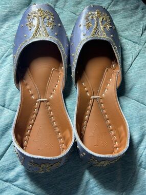 Hand-Embroidered Lavender Women’s Flat Jutti